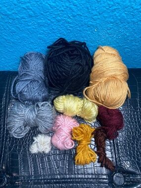 157 g / 5.54 oz Shiny Yarn Bundle